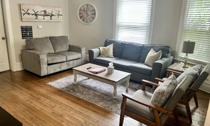 Libertyville Apartamento | Cozy W Front Porch DT Libertyville near Naval Base