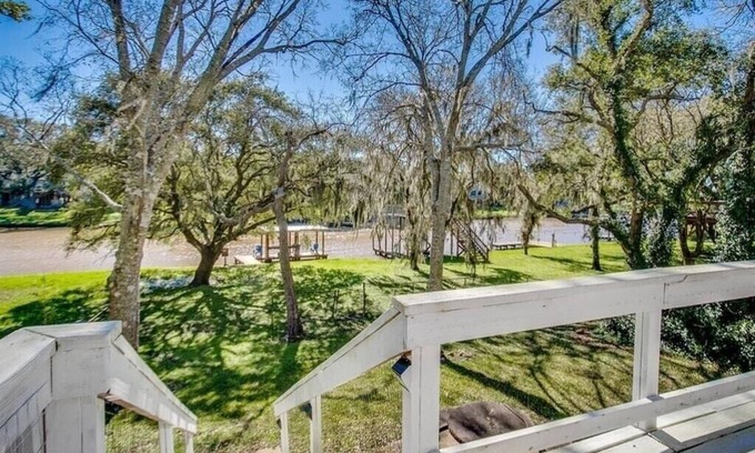 Cedar Lane Casa | Dock Holiday - Acogedor Waterfront Pet Friendly Cottage en Caney Creek!