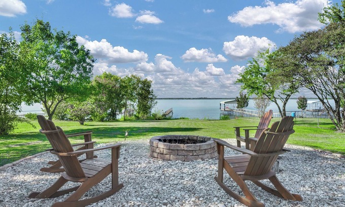 West Tawakoni Casa | Cozy Waterfront Escape: Sunsets, Firepit, & Relaxation with Friends & Family