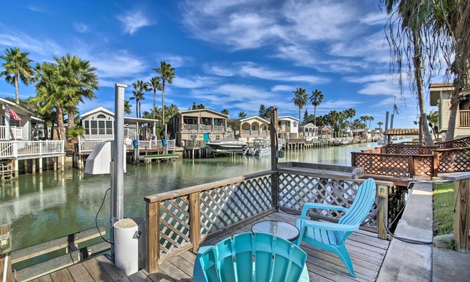 Port Isabel Cabaña | Cozy Waterfront Port Isabel Cottage w/Deck!