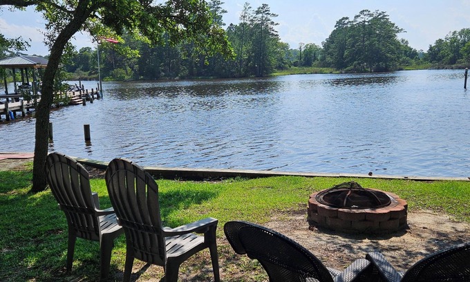 Oriental Casa | Cozy waterfront travel trailer 1 bedroom and AC, WiFi in charming Oriental