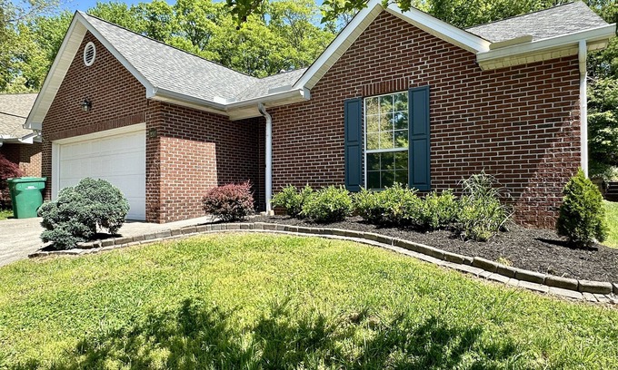 Ashley Oaks Casa | Cozy West Knox 3BR ~ Backyard Firepit