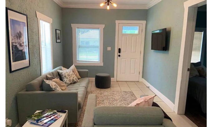 Tampa Cabaña | Cozy West Tampa cottage 2 miles from RAY J!