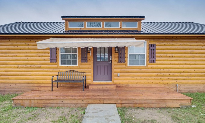 Lissie Cabina | Cozy Texas Cabin w/ Porch, Near Hunting & Fishing!