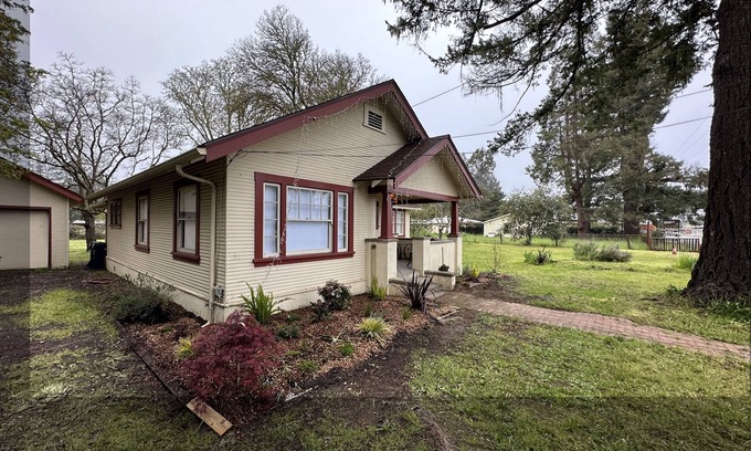 Boonville Casa | Cozy wine country home on 1 acre in town -walk to vineyards, restaurants, cafes