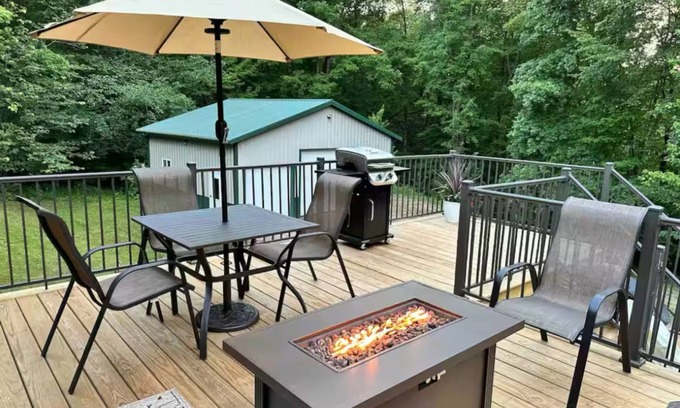 Portage Casa | Summer Woods Family Retreat w Game Room - Near Devil’s Lake, Mirror Lake & Dells