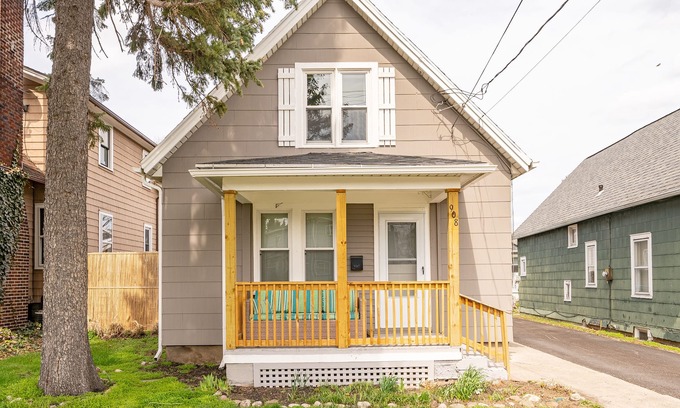 Rochester Casa | Cozy~Winton Village~King~Short walk to restaurants