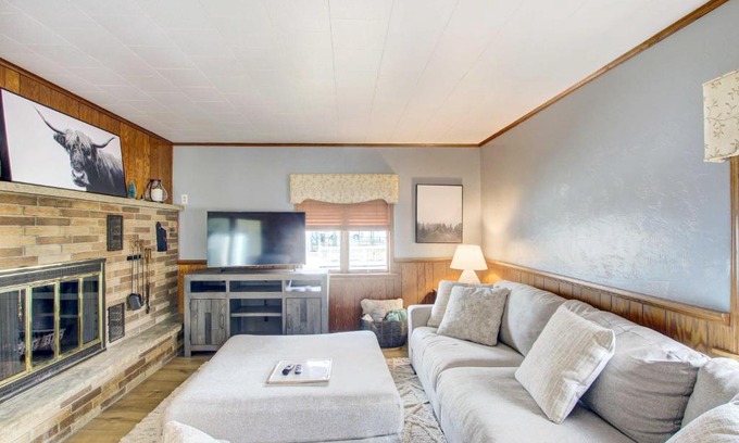 Algoma Casa | Cozy Wisconsin Abode Walk to Lake Michigan!