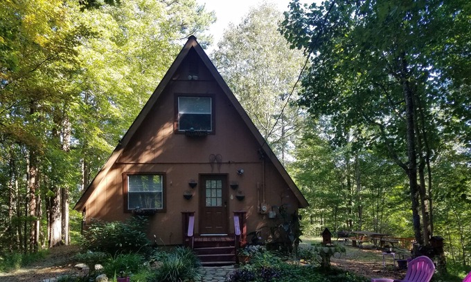 Tellico Plains Cabaña | Cozy woodland cottage with mountain views