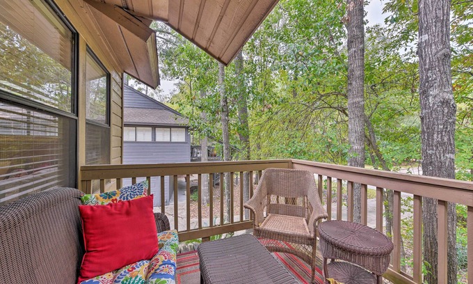 Grogan's Mill Apartamento | Cozy Woodlands Townhome w/ Deck Near Market Street
