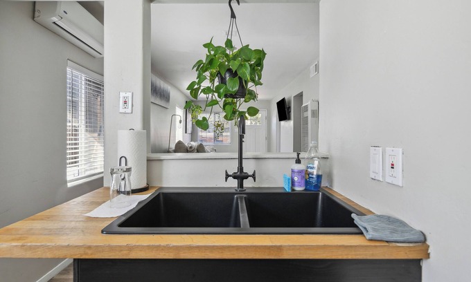 Logan Heights Apartamento | Tiny house 3-bedroom with WiFi, AC in lovely San Diego Downstairs.