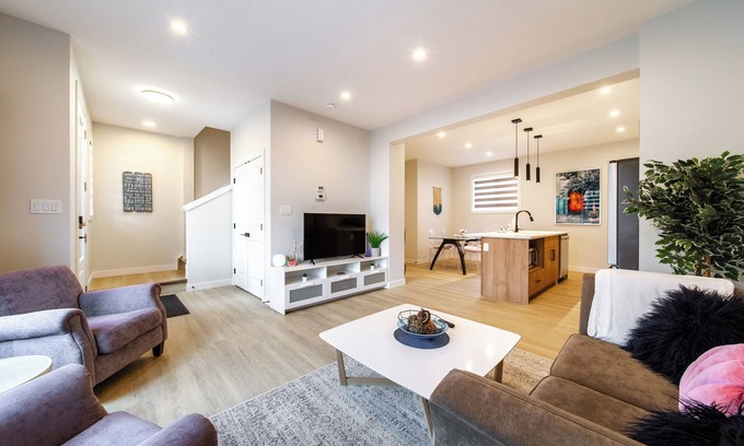 Jasper Place Casa | Cozy4bedroomsEntireHouseFreewifiparkingKINGbeds