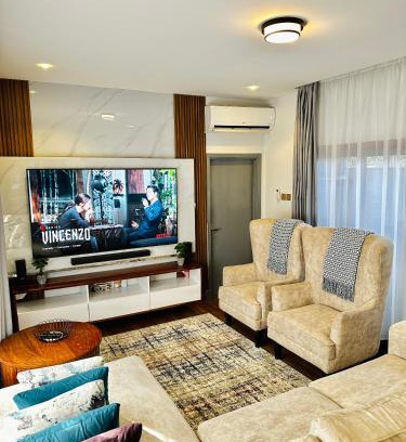 Dar es Salaam Apartamento | CozyHome 75”TV, 5mints from the Beach & City