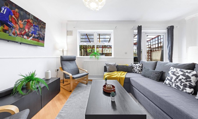 Poplar Casa | Cozylease 3-Bed Retreat Near O2/LCY with Gym, Workspace, Garden & Free Parking