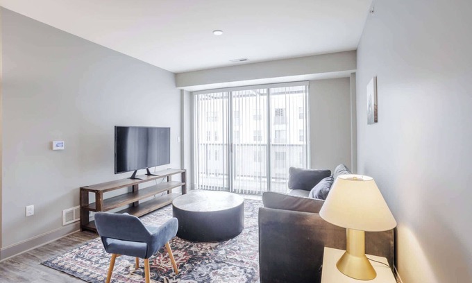 Central Business District Apartamento | CozySuites at the Banks gym, pool 11