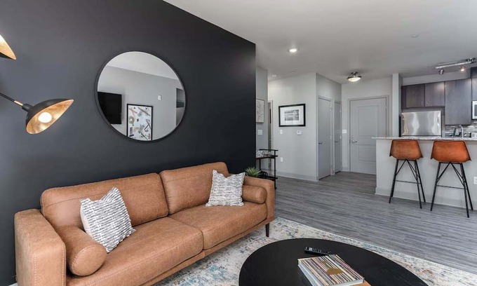 Central Business District Apartamento | CozySuites at the Banks gym, pool 12
