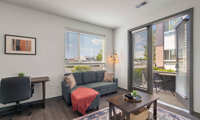 Indianapolis Apartamento | CozySuites Ayr | parking, pool, gym #02