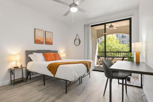 Glendale Sports and Entertainment District Apartamento | CozySuites Glendale by the stadium with pool 14
