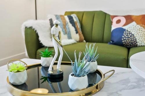 Glendale Sports and Entertainment District Apartamento | CozySuites Glendale by the stadium with pool 02