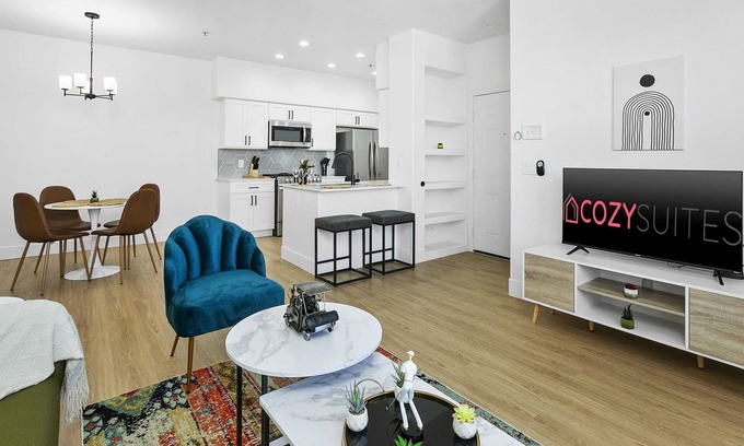 Glendale Sports and Entertainment District Apartamento | CozySuites Glendale by the stadium with pool 05