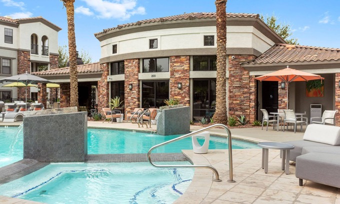 Glendale Sports and Entertainment District Apartamento | CozySuites Glendale by the stadium with pool 01