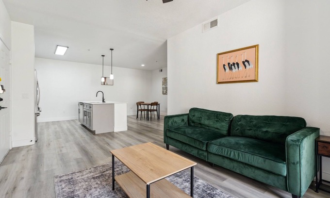 Glendale Sports and Entertainment District Apartamento | CozySuites Glendale - Westgate with pool! 06