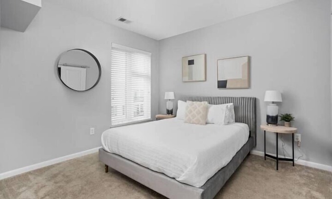Cole-Noble District Apartamento | CozySuites l Roomy 1BR, Monument Circle, Indy