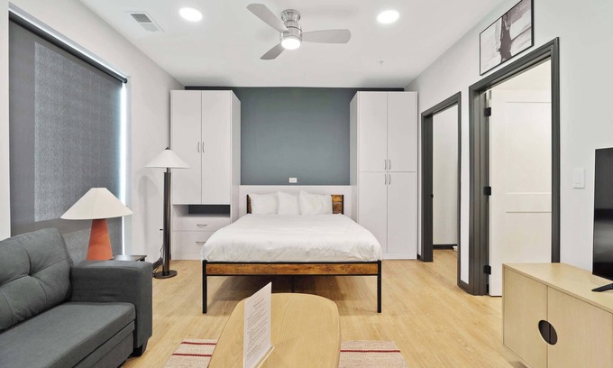 Lockerbie Square Apartamento | CozySuites Mass w/ parking, lounge & roof deck #36