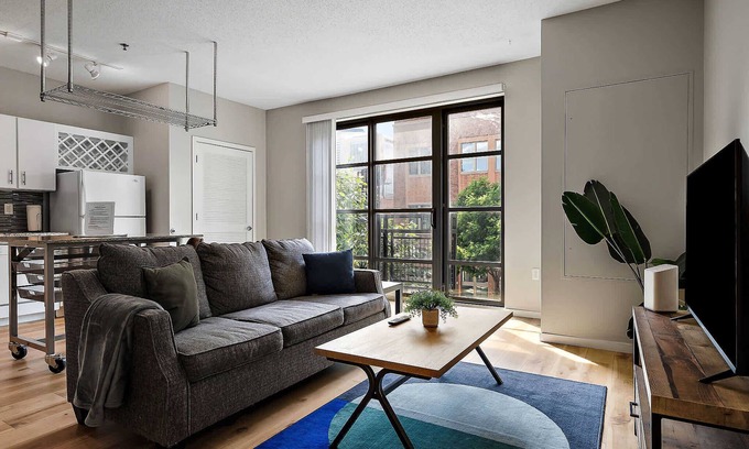 Mill District Apartamento | CozySuites Mill District with pool, gym #13