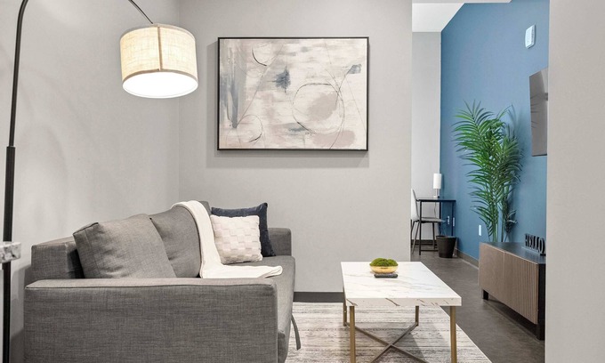 Cultural District Apartamento | CozySuites Modern 1BR in Downtown Pitts 8