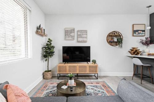 Meridian-Kessler Apartamento | CozySuites Modern Studio in Meridian Kessler