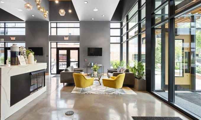 Meridian-Kessler Apartamento | CozySuites | Modern Studio steps from Broad Ripple