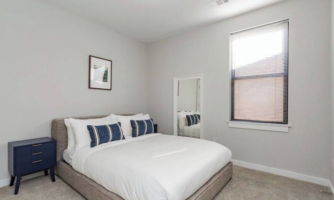 Hillsboro Village Apartamento | CozySuites Music Row Spacious 1BR free parking 11