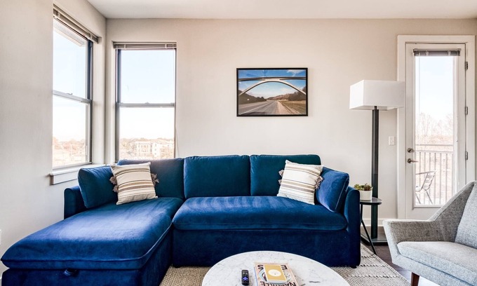 Music Row Apartamento | CozySuites Music Row Spacious 2BR with free parking 01