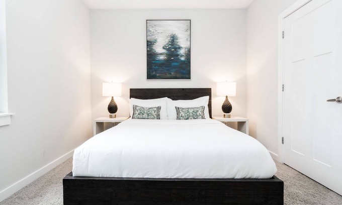 Music Row Apartamento | CozySuites Music Row Stunning 2BR -free parking 50