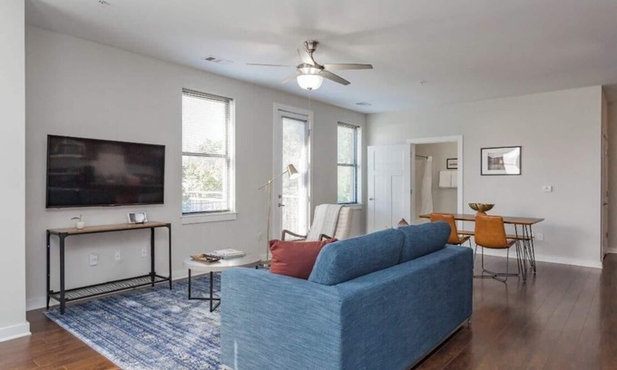 Music Row Apartamento | CozySuites Music Row Spacious 2BR free parking 25