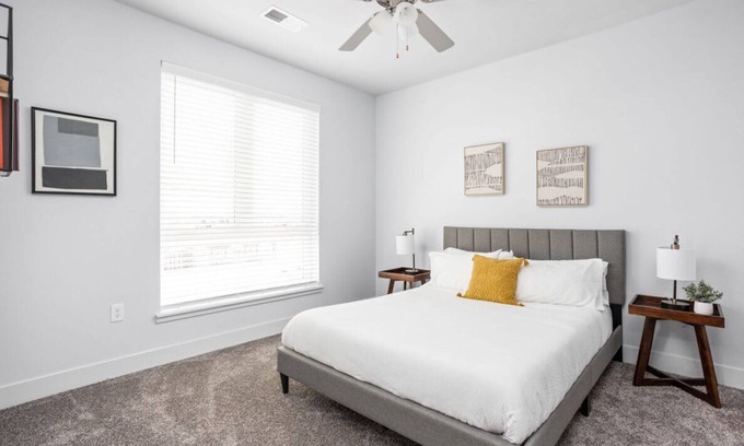 Indianapolis Apartamento | CozySuites Nora 2BR next to Whole Foods