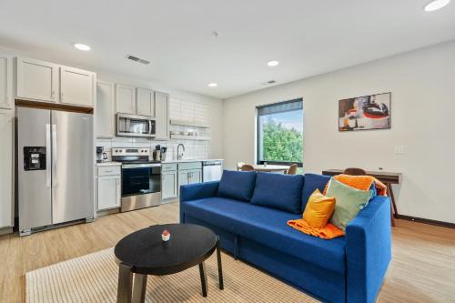 Lockerbie Square Apartamento | CozySuites on Mass with garage parking #4