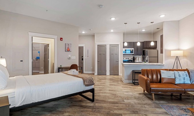 Mile Square Apartamento | CozySuites - Penrose On Mass with pool & parking #7