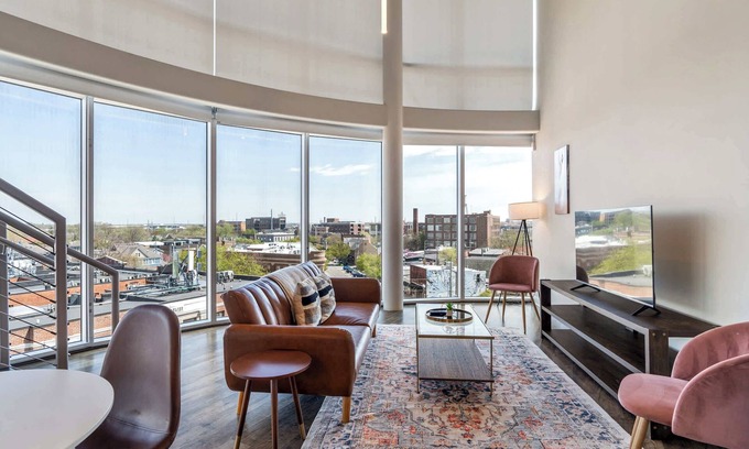 Mile Square Apartamento | CozySuites - Penrose On Mass with pool and parking #4