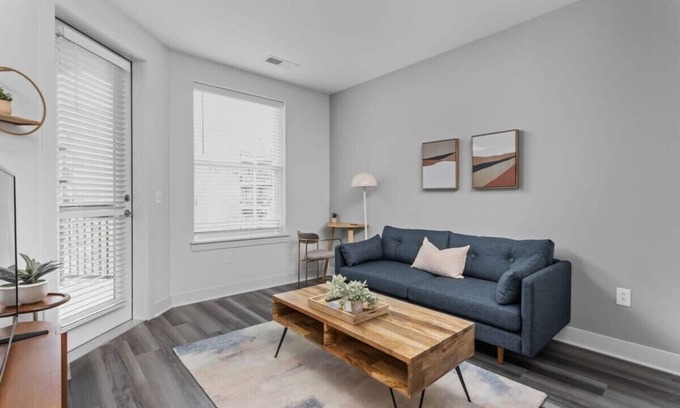Cole-Noble District Apartamento | CozySuites Spacious 1BR Near Whole Foods
