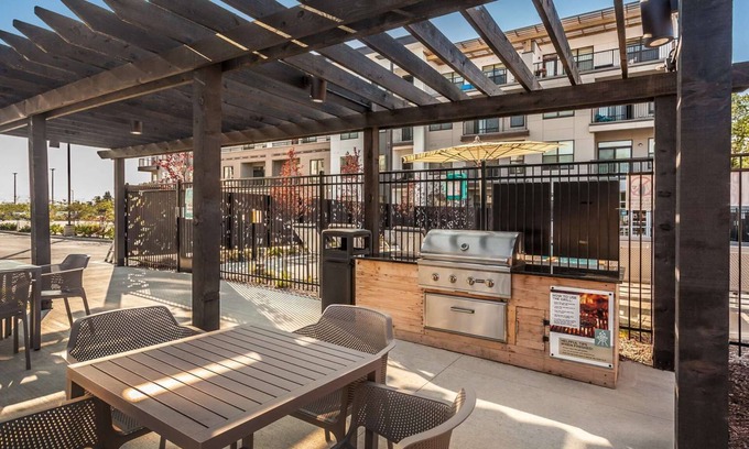 Indianapolis Apartamento | CozySuites Stunning 4BR near WholeFoods