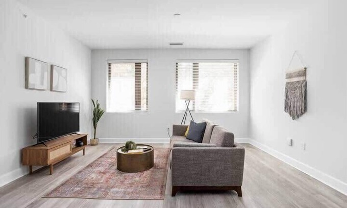 Meridian-Kessler Apartamento | CozySuites Upscale Modern 2BR Broad Ripple