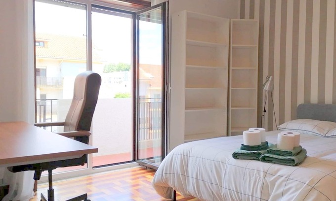 Santo Antonio dos Olivais Cabina | CQ3 ❤️ Cozy Bedroom with Balcony & Double Bed