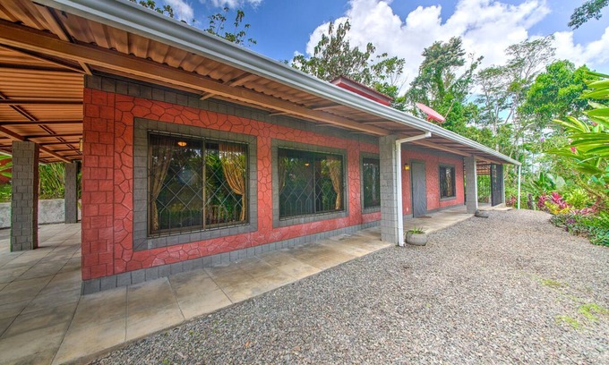 Venado Casa | ¡Ilumina tus sentidos en una exuberante selva tropical de Costa Rica!