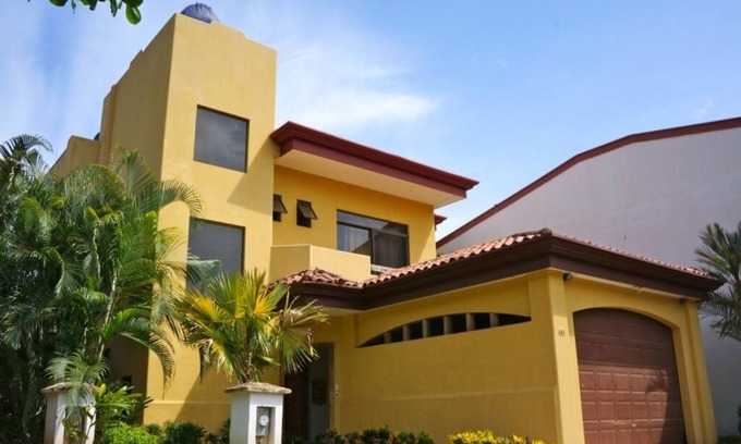 Playa Hermosa Condominio | CR Surf House - Lujo BeachSide Casa con piscina privada