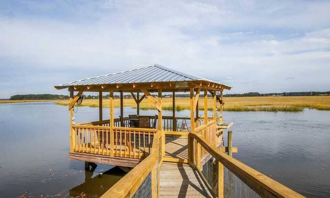 Midway Casa | Crabbin Cabin * Spacious, Seasonal Riverside Home