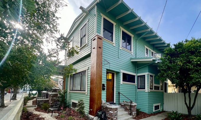 Angelino Heights Casa | Craftsman Guesthouse in lovely Echo Park