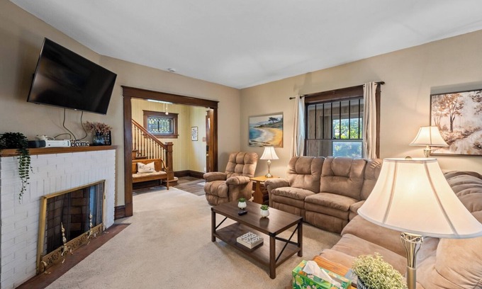 Ames Casa | Craftsmen Style Home near campus and downtown