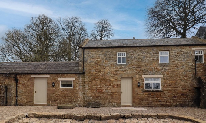 Hallington Cabaña | CRAGG LODGE, pet friendly, with open fire in West Woodburn
